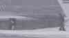 Massiver Wintereinbruch - Schneesturm im Erzgebirge: vor einer Woche Sommer- und T-Shirtwetter nun Pullover, Schal und Jacke, tiefwinterliche Aufnahmen vom Fichtelberg, Tourist: „es stürmt ganz schön. Es schneit ja fein. Temperatur - 1 °C“: 200 Grad-Wende im Wetter, Winterreifenpflicht bei schneebedeckten Straßen