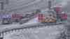 Schneechaos auf Autobahn 9 in Bayern: Fahrzeuge bleiben im Schnee stecken, Winterdienst verpennt Wintereinbruch, Unfälle auf Grund von schneebedeckter Autobahn: Autobahn mit fast 10 cm hoher Schneedecke bedeckt, Polizei sichert Unfallstellen ab