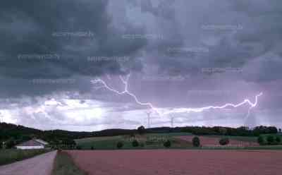 Sturmjäger hält „Upward lightning“ fest: Blitz schießt während Unwetterlage vom Erdboden in den Himmel und lädt anschließend voll durch: Zahlreiche Blitze und Zeitraffer vom Gewitteraufzug aus den Alpen