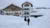 (Ausland, Schneemassen, extrem) Lawinenstufe 5 in der Schweiz: Lawinensprengung per Raketenwerfer (live), Orte von der Außenwelt angeschnitten, Wintersportorte stellen Betrieb ein: drei Touristen berichten von den Zuständen, meterhoher Schnee