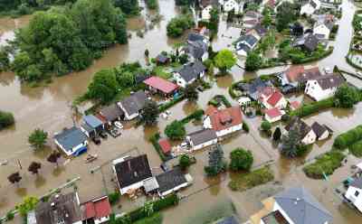 (UP) Dramatisches Donau-Hochwasser: Ganze Wohnorte versinken in den Fluten – Jahrhundert-Hochwasser an der Donau bei Günzburg – Große Evakuierung läuft auf Hochtouren – Menschen sitzen in ihren Häusern fest – Erste Luftaufnahmen der Katastrophenregion: Autos mitgerissen - POV durch den überfluteten Ort - Lage spitzt sich zu - Katastrophales Hochwasser an der Donau - Ganze Landstriche stehen unter Wasser