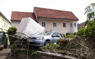 Sturzflutkatastrophe in der Steiermark: Lebensretter im Interview, Manuel Reinsch rettete zwei Rentner vom Autodach in Deutschfeistritz, Autos liegen in Gärten, Schlamm in Wohnhäusern, Hochwasser am Bach, zahlreiche O-Töne von Anwohnern und Feuerwehr: Manuel Reinsch - Lebensretter: „Zwei 80-jährigen Leute, wir mussten irgendwie eingreifen. Die Menschen mussten auf das Auto klettern. Wir haben eine Leiter geholt und sie ins Erdgeschoss geholt.“