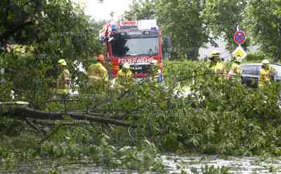 Unwetterschäden in Bayern: Überflutungen, Bahnverbindung nach Österreich unterbrochen, zahlreiche Sturmschäden, A 8 blockiert, Feuerwehr muss zahlreiche Sturmschäden beseitigen, O-Töne gestrandeter Bahnreisender: Bahnreisender: „Es hat extrem gehagelt, der Blitz schlug im Zug oder in den Gleisen ein, jetzt stehen wir hier, die Bahnverbindung ist unterbrochen“