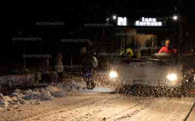 Schneechaos in Süddeutschland - Linienbus steckt fest, Fahrgäste verlassen Bus: zahlreiche Fahrzeuge bleiben stecken, Autofahrer helfen LKW Fahrer beim Schneeketten aufziehen, Unterstützung ist gefragt: Winterdienst im Dauereinsatz aber machtlos gegen diese Schneemengen, Chaos auf den Straßen 