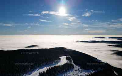 Kaiserwetter zum meteorologischen Winteranfang: Drohnenaufnahmen zeigen Nebelmeer und verschneites Erzgebirge, kaiserliches Sonntagswetter pünktlich zum 1. Advent: Neue Woche wird wieder deutlich wechselhafter und nasskalt, Drohnenaufnahmen aus dem Erzgebirge