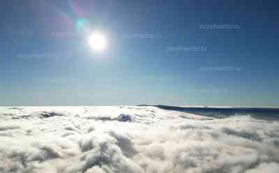 „Brockengespenst“ im Erzgebirge: Nebel-Glorie über einem Nebelmeer im Erzgebirge, Tiefland zeigt sich im Novembergrau, 400 Meter darüber strahlender Sonnenschein, Fichtelberg ragt wie eine Insel aus dem Nebelmeer heraus, Zeitraffer aus der Luft: Menschen leiden unter Dauergrau und schlechter Luftqualität