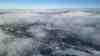 „Brockengespenst“ im Erzgebirge: Nebel-Glorie über einem Nebelmeer im Erzgebirge, Tiefland zeigt sich im Novembergrau, 400 Meter darüber strahlender Sonnenschein, Fichtelberg ragt wie eine Insel aus dem Nebelmeer heraus, Zeitraffer aus der Luft: Menschen leiden unter Dauergrau und schlechter Luftqualität