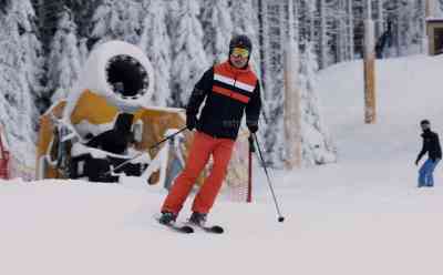 Winterwetter am 3. Advent: Skilifte öffnen im Erzgebirge, tiefwinterliche und eisige Impressionen, Skifahrer und Langläufer on tape, eisiges Winterwetter auf dem Fichtelberg: Dicker Raueispanzer an den Bäumen, zeitweise strahlt die Sonne, volle Lifte am Keilberg