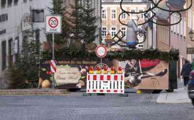 Nach Anschlag - tausende Besucher zur Bergparade erwartet: wie sicher ist die große Bergparade?, großer Anhänger samt Gewichte sperren Straße in Richtung Weihnachtsmarkt ab: Große Kirchgasse zwei Kilometer lang und führt direkt zum Annaberger Weihnachtsmarkt
