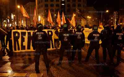 Rechte unterlaufen Anschlag - Rechte mobilisieren zur Demo: Polizei stoppt rechten Mob!, Demo gegen Gewalt von Rechten ausgenutzt, ca. 300 Menschen nehmen an Demo teil: Polizei mit vielen Beamten im Einsatz und zieht weitere Beamte zusammen, Teilnehmer teils vermummt und mit Rechtsgesinnung