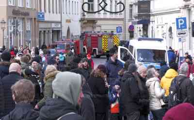 Nach Magdeburganschlag - maximale Sicherheitsvorkehrungen für größte Bergparade Deutschlands: Feuerwehrfahrzeuge als Prellbocks positioniert, Polizeibeamte aus Tschechien unterstützen deutsche Kollegen, tausende Menschen feiern Bergparade: Tausende Menschen trinken Glühwein und essen Bratwurst, ausgelassene Stimmung trotz Anschlag in Magdeburg