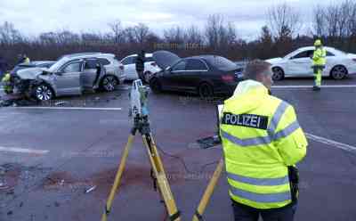 Massencrash A 9 am 4. Advent: 8 Autos krachen ineinander, 2 Kinder schwerstverletzt, weitere Autofahrer verletzt, Anzahl unklar, Abschleppdienst muss verkeilte Fahrzeuge auseinander ziehen: Reisende stehen stundenlang auf der A 9 im Stau, Unfallursache vermutlich das Wetter