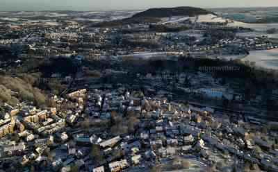 Wintermärchen im Erzgebirge: Sichere Weiße Weihnachten! Sonne steht am tiefsten Punkt am Horizont, verschneite Landschaft lassen Erzgebirge in ein Wintermärchen tauchen: Weißes Kleid bedeckt Annaberg-Buchholz, Sonne und weiße Märchenlandschaft