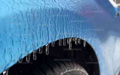 Massiver Eispanzer: Unwetterwarnung vor Glatteis - Wetterfront bringt Schnee und gefährlichen Eisregen, Autos und Straßen mit dicker Eisschicht überzogen: Wetterfront bring gefährlichen Eisregen in Deutschland