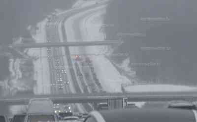 Schneetief Bernd legt zeitweise Autobahnverkehr lahm: Rückreiseverkehr endet in kilometerlangen Stau auf Grund von Schneeglätte, PKW überschlägt sich, Thüringer basteln Schneemann auf Autobahnrastplatz, Feuerwehr hatte ebenfalls mit enormer Glätte zu kämpfen: Einsatzleiter: „ Erst Schnee, dann Regen, starkrutschende Fahrbahn. Man sollte die Fahrweise anpassen. Bei der Anfahrt zum Einsatz sind wir nicht schneller als 50 km/h gefahren.“