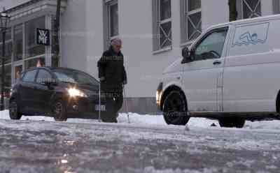 Massiver Glatteisregen im Erzgebirge: Fahrzeuge und Gehwege mit dicken Eis überzogen, kein Laufen auf Gehwegen möglich, Menschen und Winterdienst kräftig am salzen: Fahrzeuge mit dickem Eispanzer überzogen, Straßen spiegelglatt