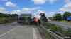 LKW Unfall legt Reiseverkehr auf 6 Spuren lahm: LKW kippt um, 24 000 Liter Rapsöl übergießen Autobahn 2 auf allen 6 Spuren, Autofahrer sitzen Stunden auf A 2 fest und verpassen Urlaubsflieger, Autofahrer wollten wenden und werden von Polizei gestoppt, O-Töne Autofahrer   : Autobahnsperre dauert viele Stunden bis in den Nachmittag, in Richtung Berlin vermutlich ganztägig gesperrt, Schilderwand droht einzustürzen