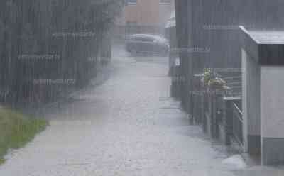 Unwetterwarnung vor Überschwemmungen: DWD warnt für heftigen Gewittern und Überschwemmungen, Oberfranken am Nachmittag besonders betroffen, erste Überflutungen und heftiger Starkregen: Samstag heftige Dauerregenlage an den Alpen möglich