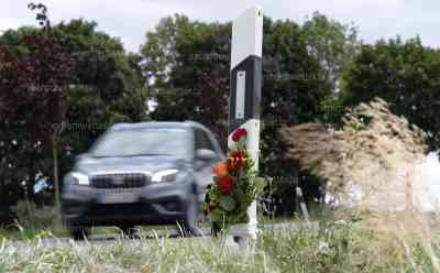 Nach Horrorcrash Beifahrerin ebenfalls tot: Beifahrerin verstarb am Donnerstag im Krankenhaus, Kind und Jugendliche weiterhin im Krankenhaus, Unfallverursacher (unbestätigt von Polizei) mit 1,6 Promille betrunken gewesen: Verwandte sammeln über Spendenseite Geld für Bestattung, Aufnahmen vom Unfallort und Blumen am Unfallort am Freitag