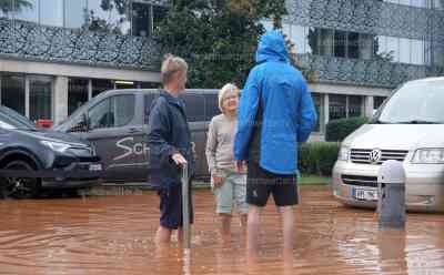 Schwere Unwetter auf Istrien: Hotelareal samt deutscher Urlauber unter Wasser, Autos von Touristen abgesoffen, Wasser stand bis zur Hotelrezeption, Strände verwüstet, weltbekannter Punto Mare unter Wasser, Interview mit betroffener deutscher Touristin: Heftige Regenfälle setzen Novigrad unter Wasser, vollgelaufenes Hotel und Turnhalle, Überschwemmungen im ganzen Ort