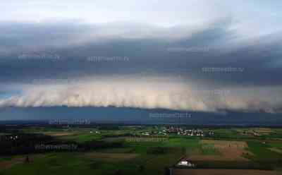 Unwetterfront fegt über Südbayern: Superzelle mit bedrohlichem Aufzug, zahlreichen Blitzen und Starkregen beenden Spätsommer in Süddeutschland: Großer Hagel im Allgäu, größere Schäden blieben aus