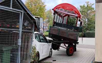 Pferdekutsche bricht durch und kracht gegen PKW: Pferdekutsche auf dem Weg zu einer, zwölfköpfige Frauengruppe, Frauengruppe wollte zu Geburtstagsfahrt aufbrechen: Kutscher erlitt einen Schock, PKW stark beschädigt, Feuerwehr im Einsatz