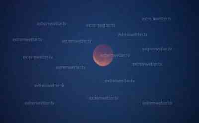 Blutmond im Erzgebirge: Postkartenmotiv über Annaberg-Buchholz, St. Annenkirche, Pöhlberg und Blutmond auf einem Motiv, Zeitraffer Mondfinsternis, sternenklarer Himmel mit tollem Himmelsbild und Mondfinsternis: Zahlreiche Menschen erleben tolle Mondfinsternis und Blutmond im Erzgebirge