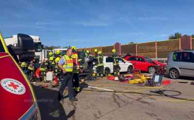 Horrorcrash auf A 9 in Sachsen-Anhalt: Transporterfahrer übersieht Stauende und kracht in mehrere Fahrzeuge, 8 Schwerverletzte, darunter schweben 4 Insassen in Lebensgefahr: A 9 in beiden Richtungen gesperrt, Kilometerlanger Stau in beiden Richtungen