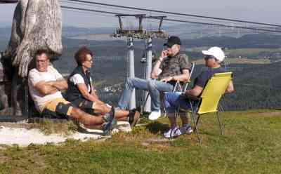 Septemberhitze mitten im Herbst - Temperaturrekorde in Sachsen: Dekaden-Temperatur-Maximum auf dem Fichtelberg geknackt, zahlreiche Menschen genießen die letzten Sonnenstrahlen: Herbstwetter am Montag mit nur noch einstelligen Werten, große Gegensätze in Deutschland am Sonntag