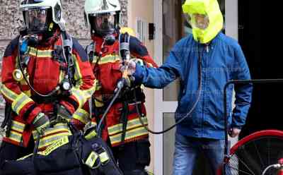 Gefahrguteinsatz – Menschen müssen unter Spezialschutzanzügen evakuiert werden: hochgiftiges Brom tritt aus, Feuerwehr unter CSA evakuieren zahlreiche Menschen aus Wohnblocks: Bewohner müssen durch Dekontaminationsschleuse, Sanitätszüge aus dem Erzgebirgskreis stehen für Bewohner zur Verfügung