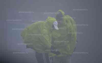 Orkantief Detlef - orkanartige Böen über Deutschland: schwere Sturmböen auf dem Fichtelberg, Fichtelberglauf wird von schlechten Wetter überrascht, Windjacke und Menschen im Sturm: Landesweit schwere Sturmböen, auf den Gipfel und an der Küste orkanartige Windböen möglich