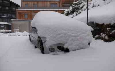 40 cm Neuschnee in den Alpen: intensive Schneefälle lassen ein erstes Winterintermezzo zu, Autos mit Schnee bedeckt, Winterkulisse mitten im Oktober, letzte Vorbereitungen auf die kommende Wintersaison: Noch stehen die Lifte still, erste größere Schneemengen für die Alpen