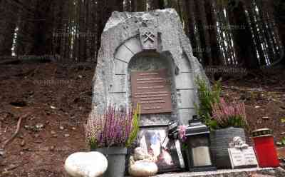 Gedenkstein nach vermissten Schatzsucher im Erzgebirge: 1 Jahr nach Großeinsatz von Bergbaurettung, Schwarzbefahrer und Schatzsucher Oliver K. erhält Gedenkstein: Oliver K. bis heute vermisst und Untertage verschollen, vor einem Jahr großangelegte Suchaktion im Bergbaustollen