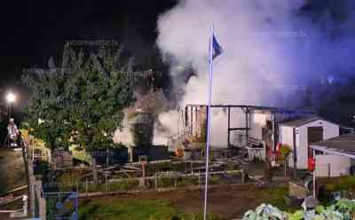 Explosion in Gartensparte - Augenzeugen retten schwerstverletzten Bewohner Polizeiauto wird auf Einsatzfahrt zum Brand von Straße gerammt: Rettungskräfte im Großeinsatz, Intensivhubschrauber fliegt Verletzten aus