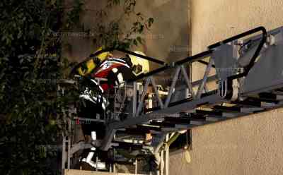 Brand in Jugendwohngruppe – Haus unbewohnbar: Feuerwehr muss Brand über Drehleiter und mit einem Innenangriff löschen: Drei Bewohner und ein Betreuer konnten sich rechtzeitig in Sicherheit begeben