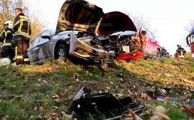 Schwerer Verkehrsunfall legt Autobahnzubringer lahm: Vier Fahrzeuge kollidieren auf S 255 bei Aue: Drei Personen verletzt, darunter zwei Erwachsene und ein Kind, Straße stundenlang gesperrt 